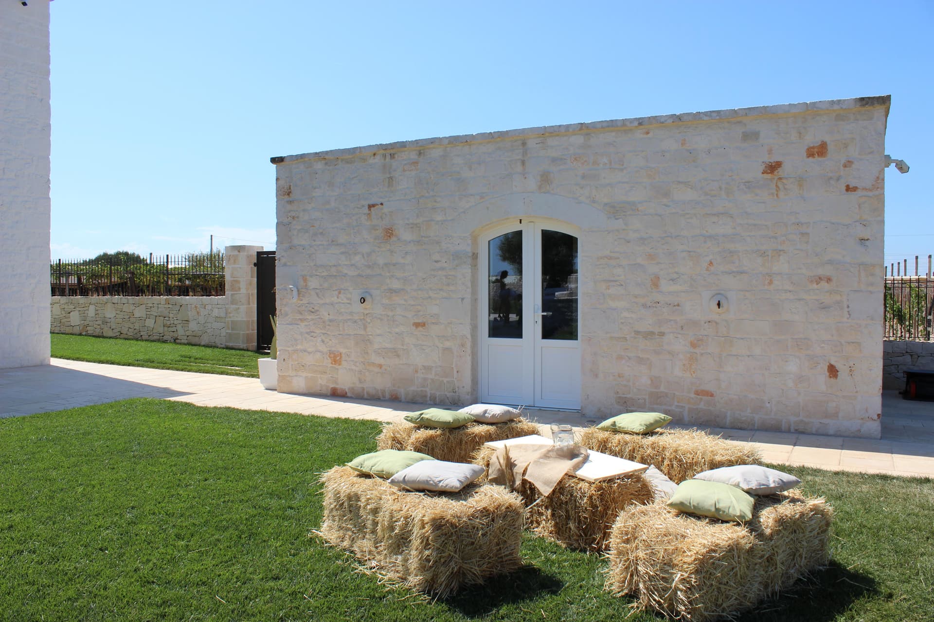 Salotto di balle di fieno davanti alla masseria