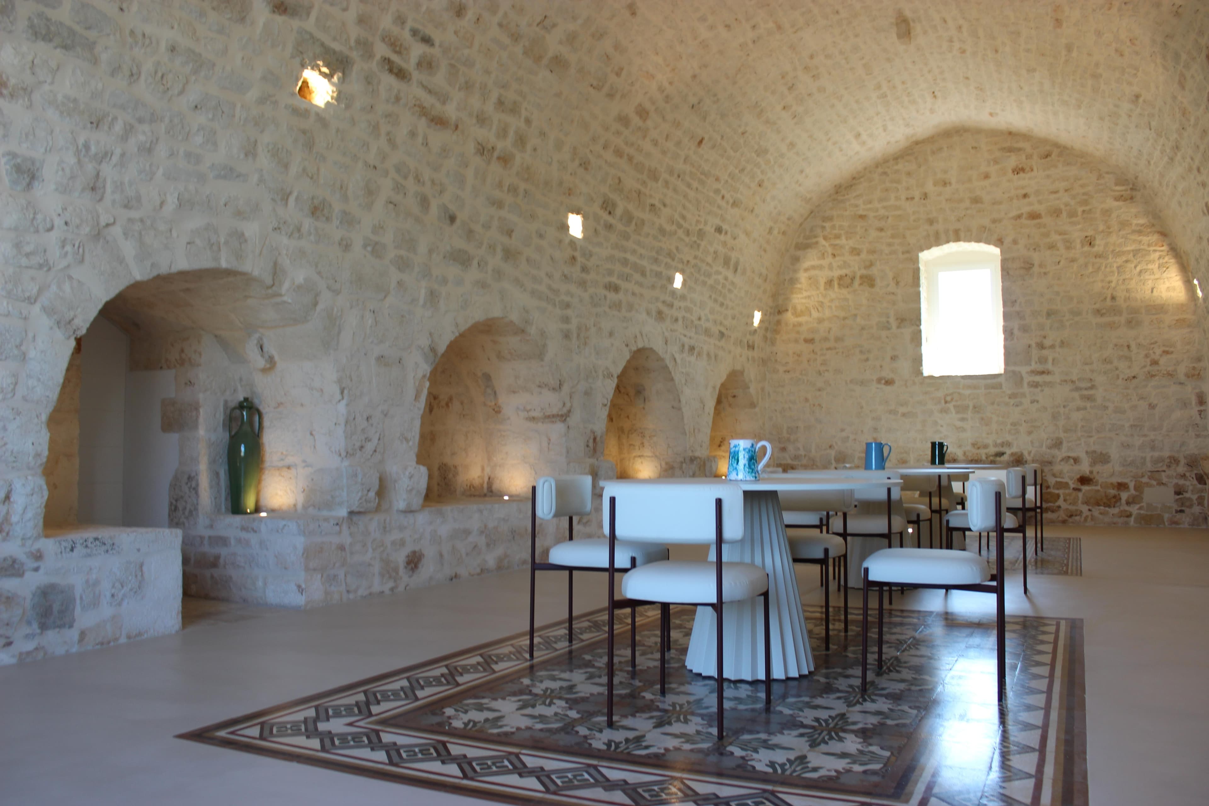 Piscina con ulivo secolare — Dimora Bellarosa
