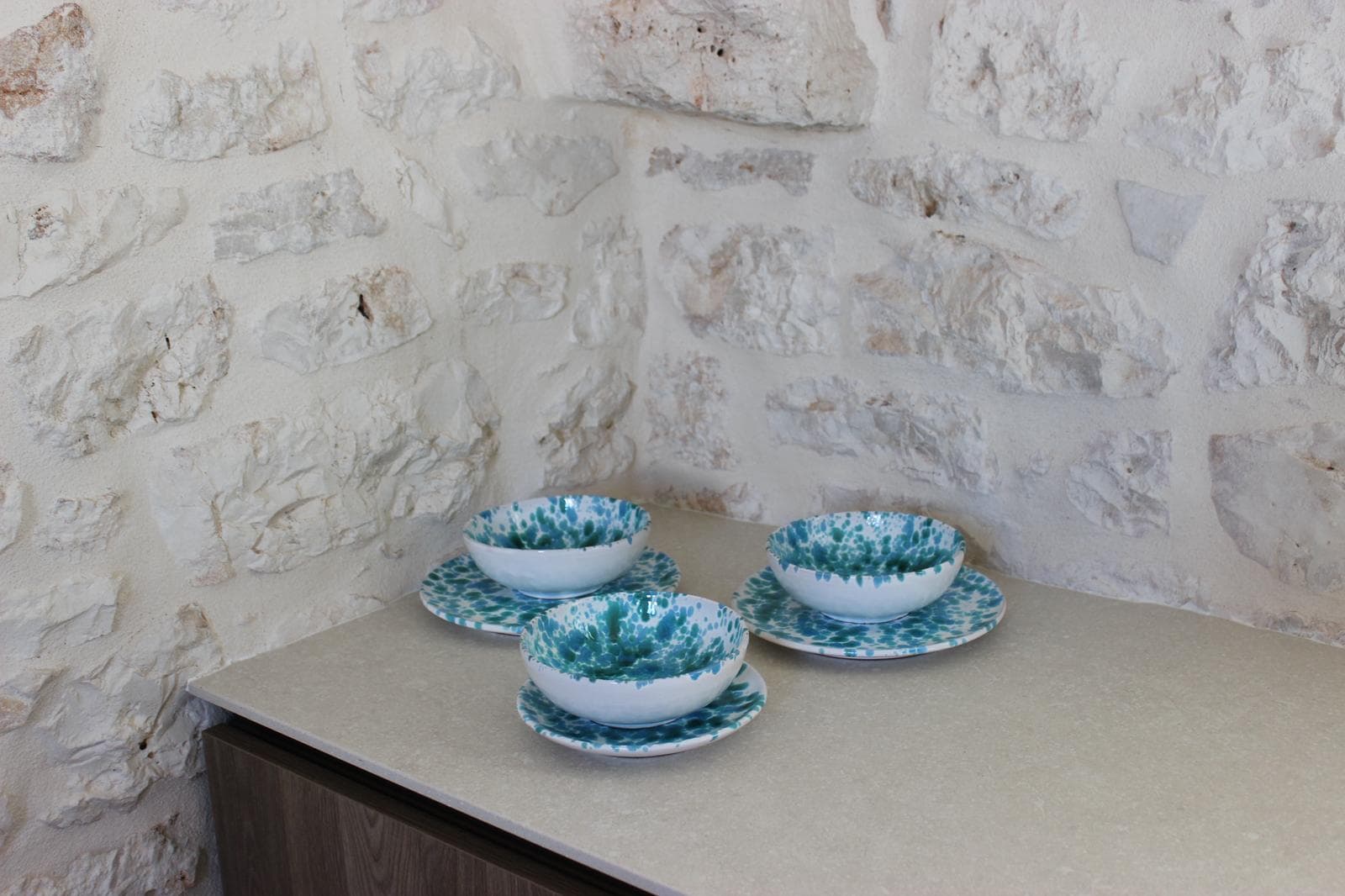 Ceramiche pugliesi su parete in pietra