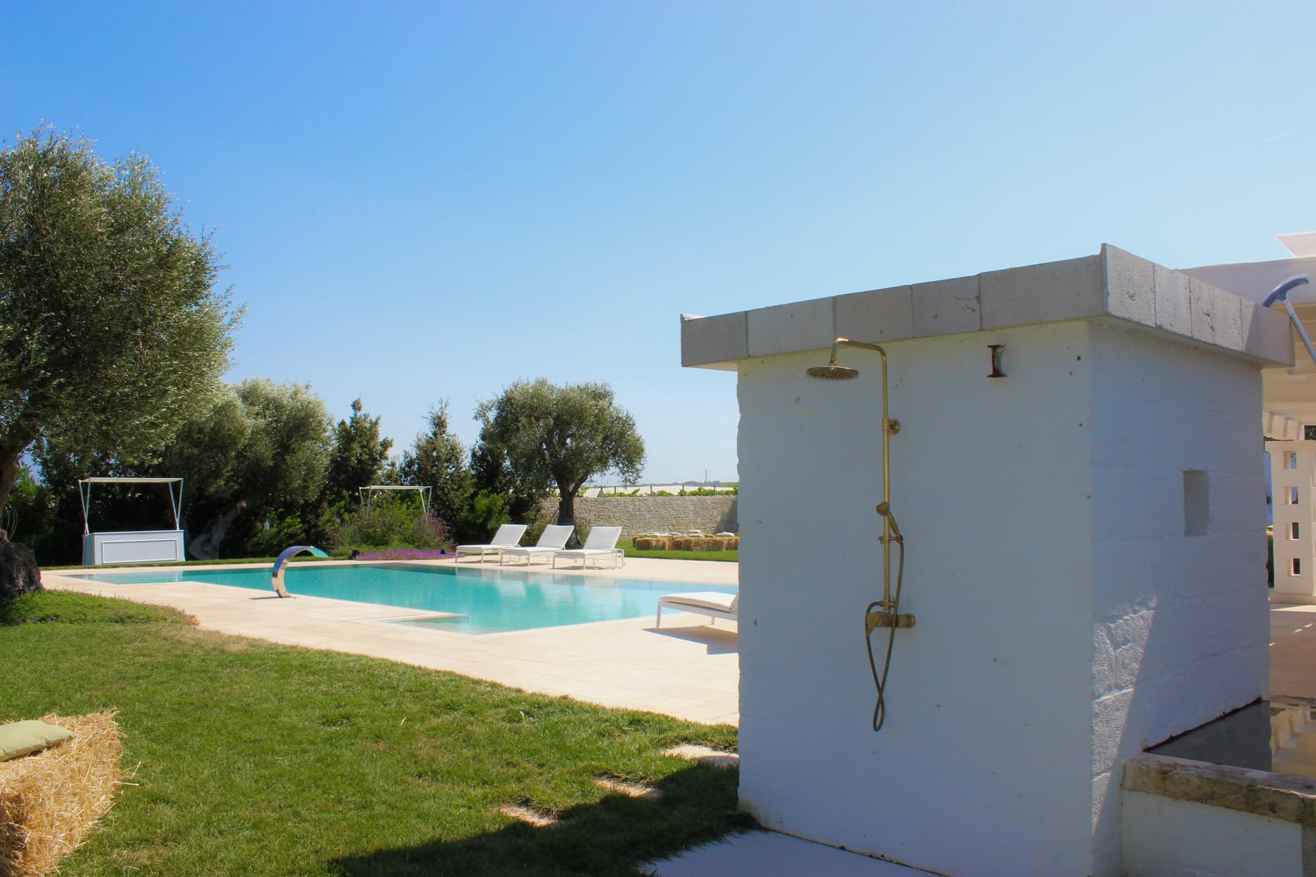 Doccia esterna accanto alla piscina tra gli ulivi
