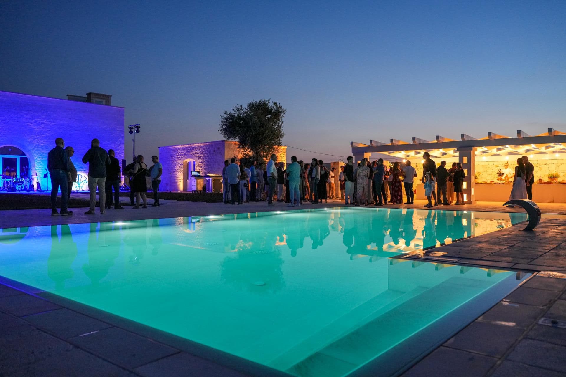 Piscina con festa al tramonto
