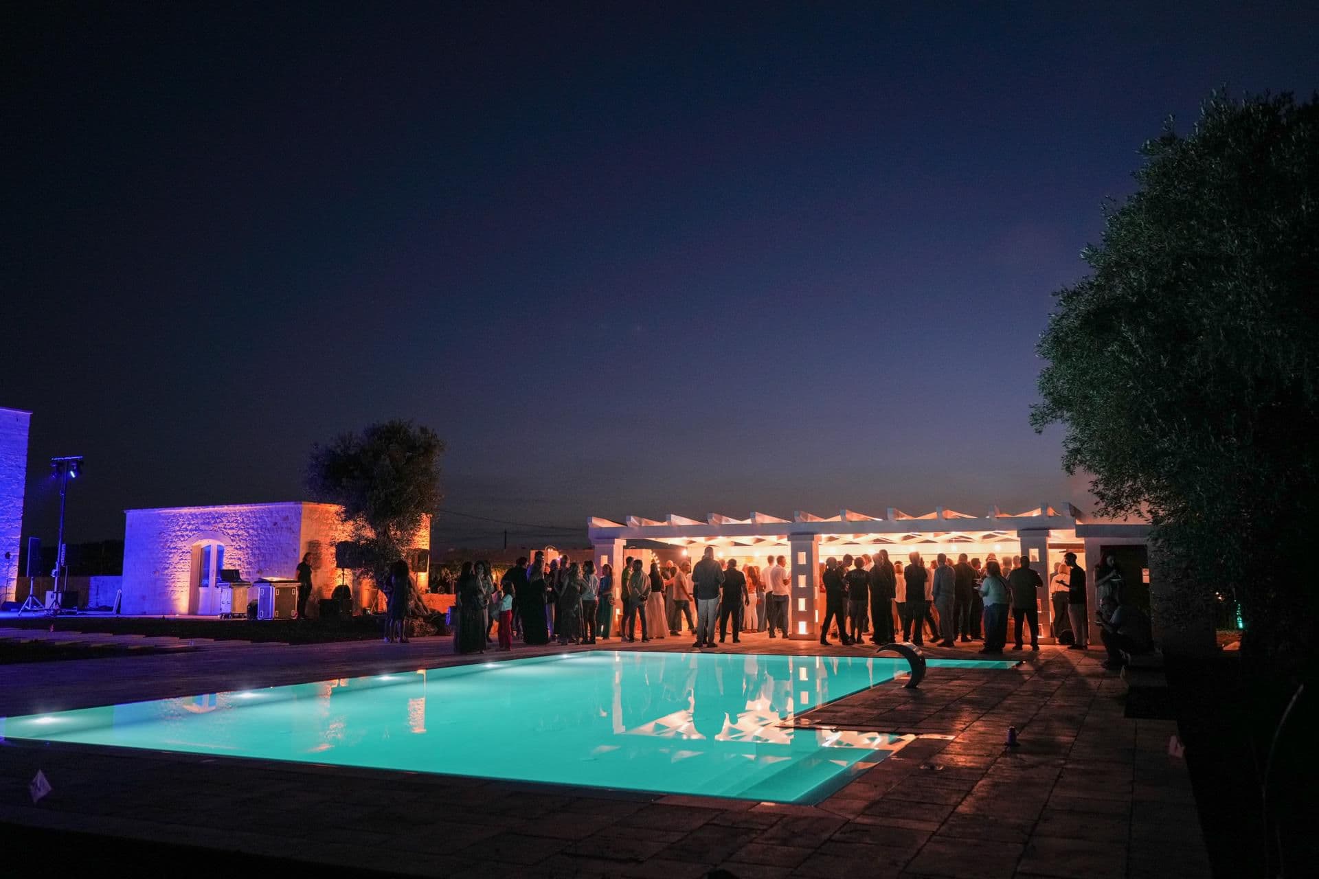 Piscina con festa di notte