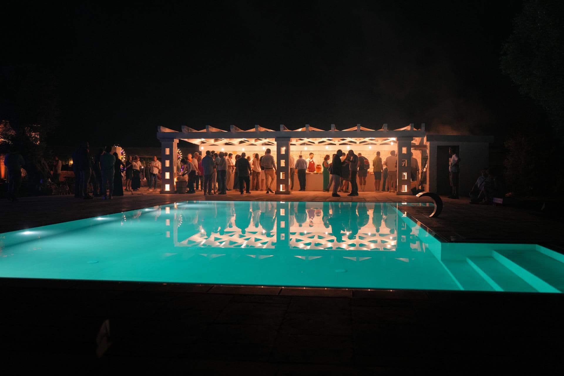 Piscina e pergola di notte