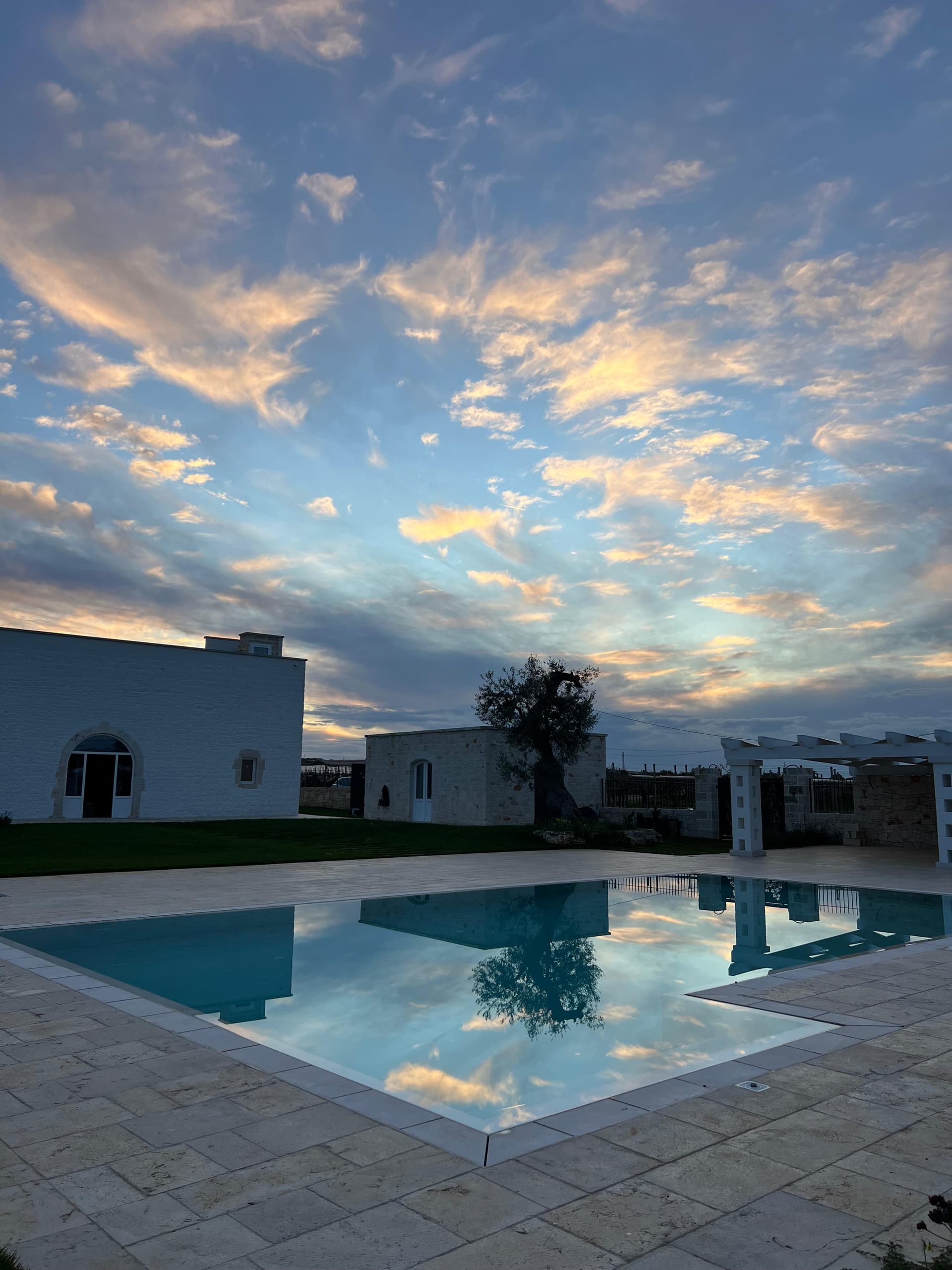 Piscina all'alba con cielo drammatico