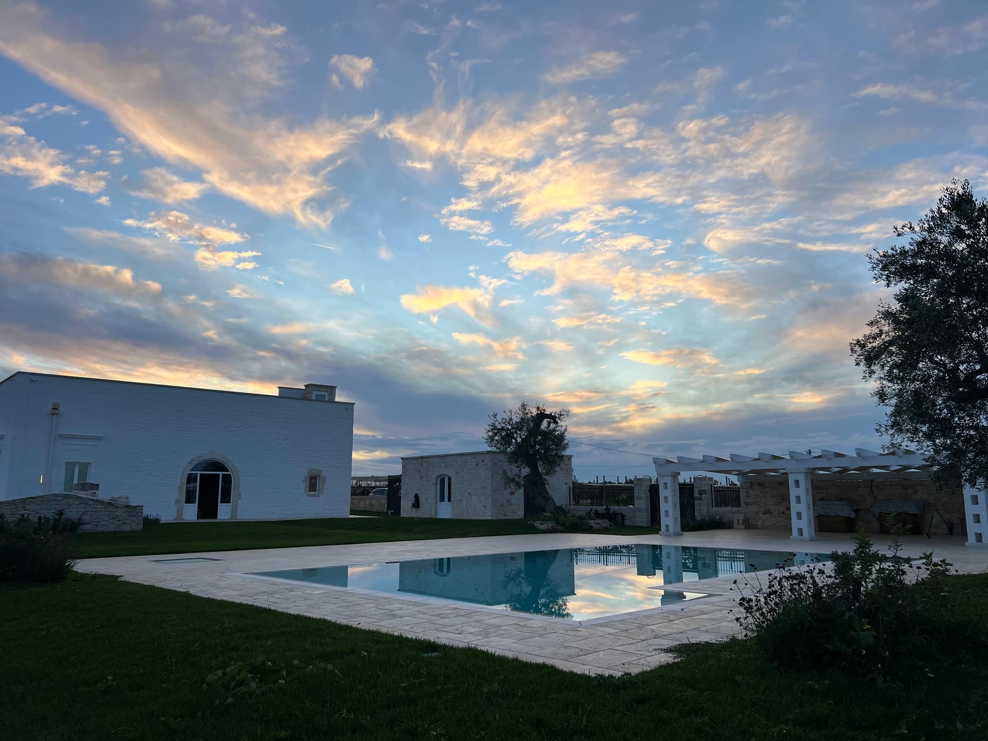 Riflesso della masseria nella piscina