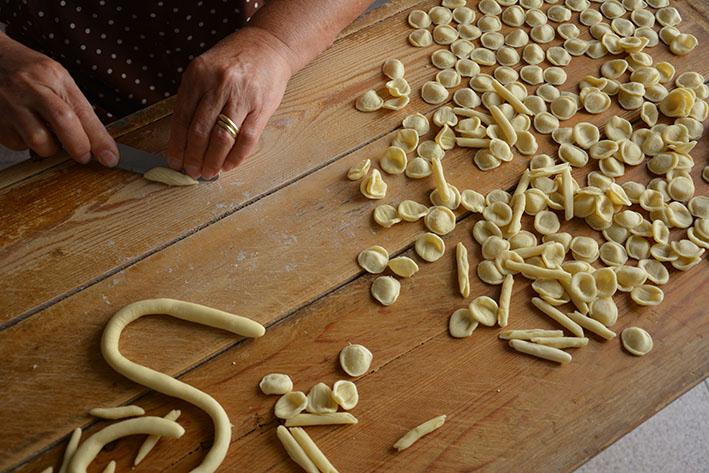 Preparazione a mano delle orecchiette