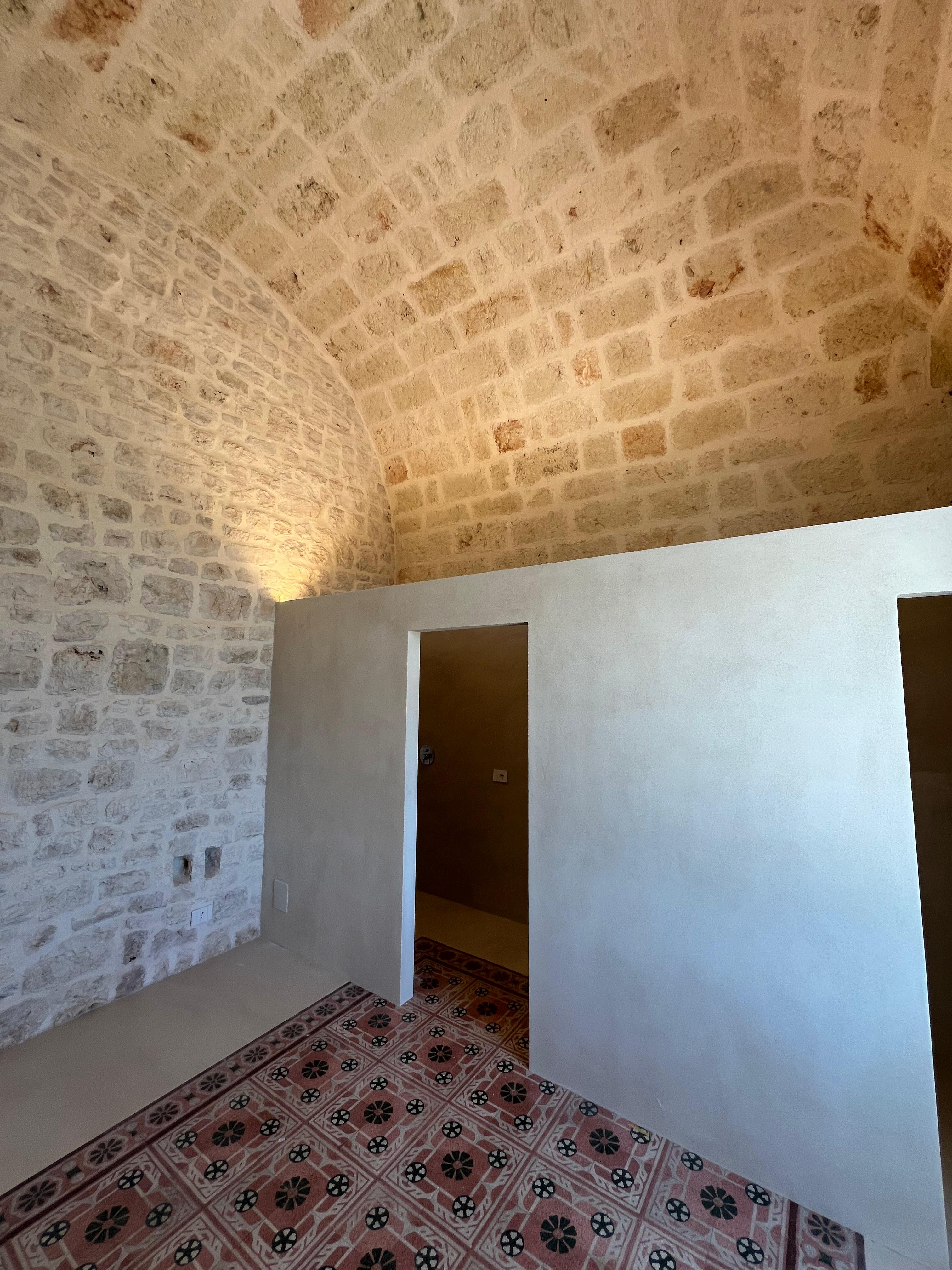 Camera con volta a botte e maioliche