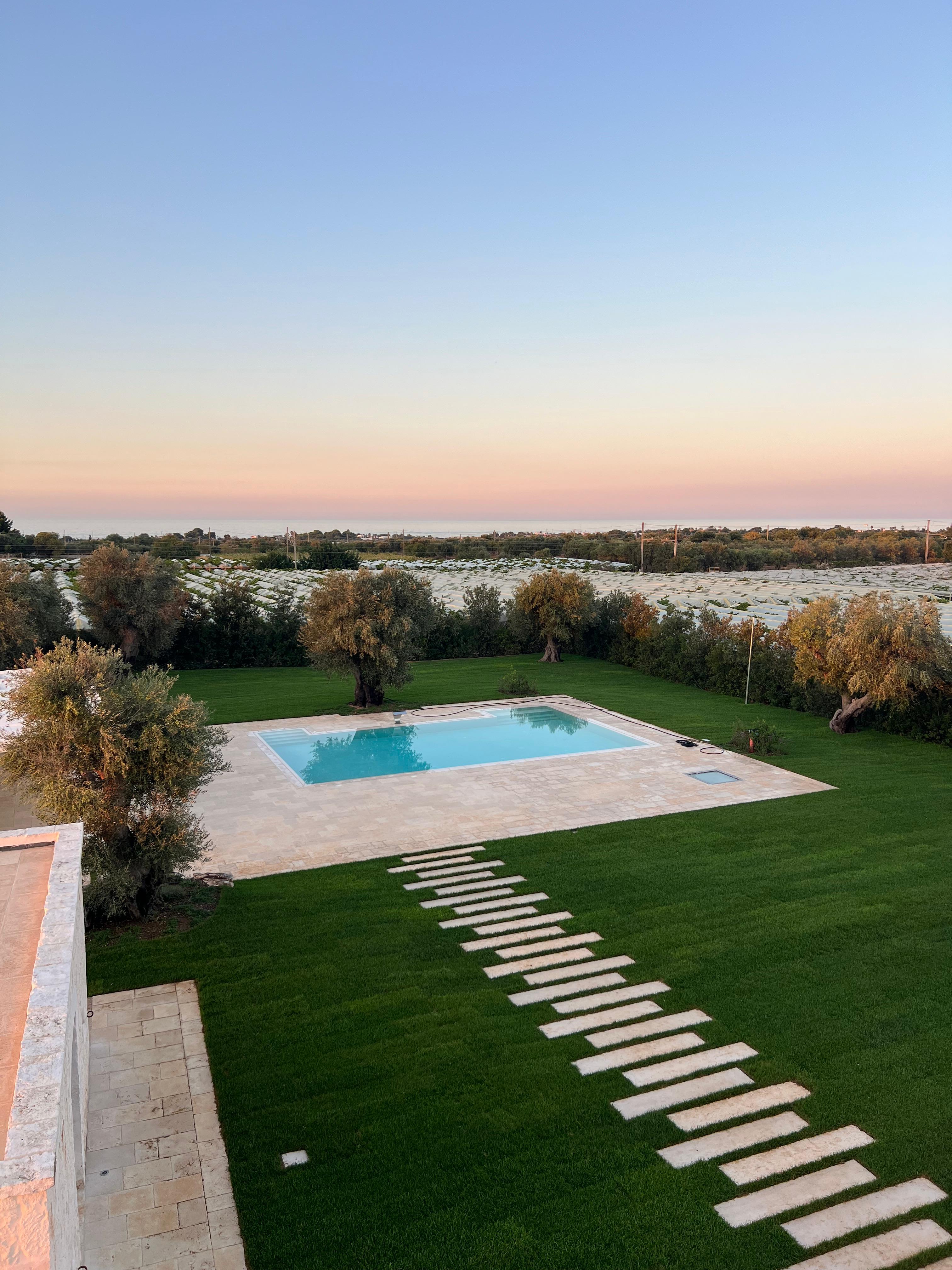 Vista panoramica piscina al tramonto
